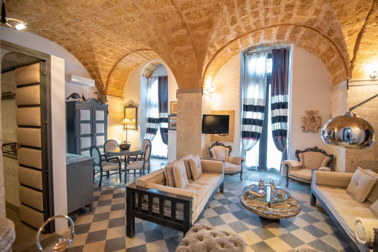 Apartment Maniace