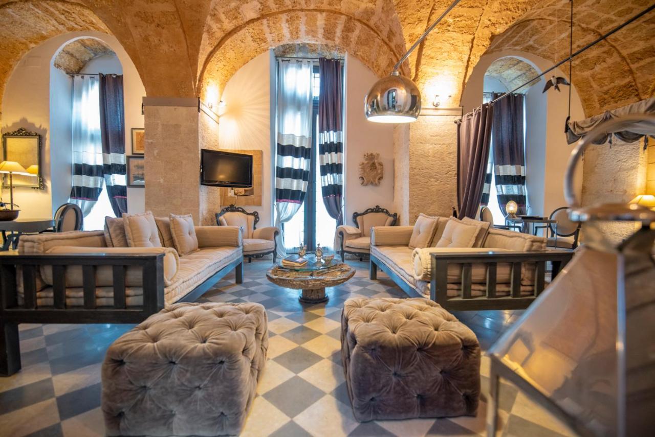 Maniace Apartment