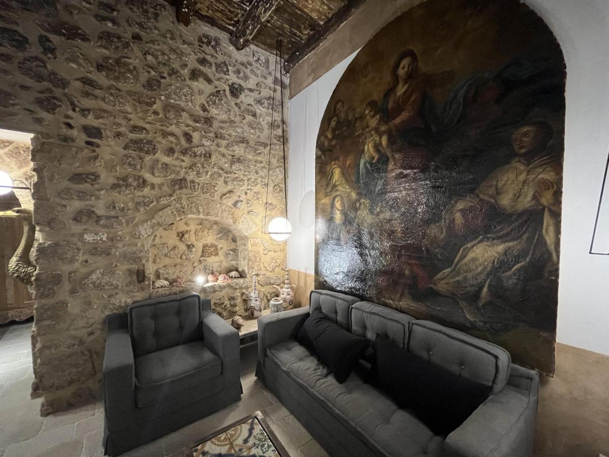 Maniace Apartment