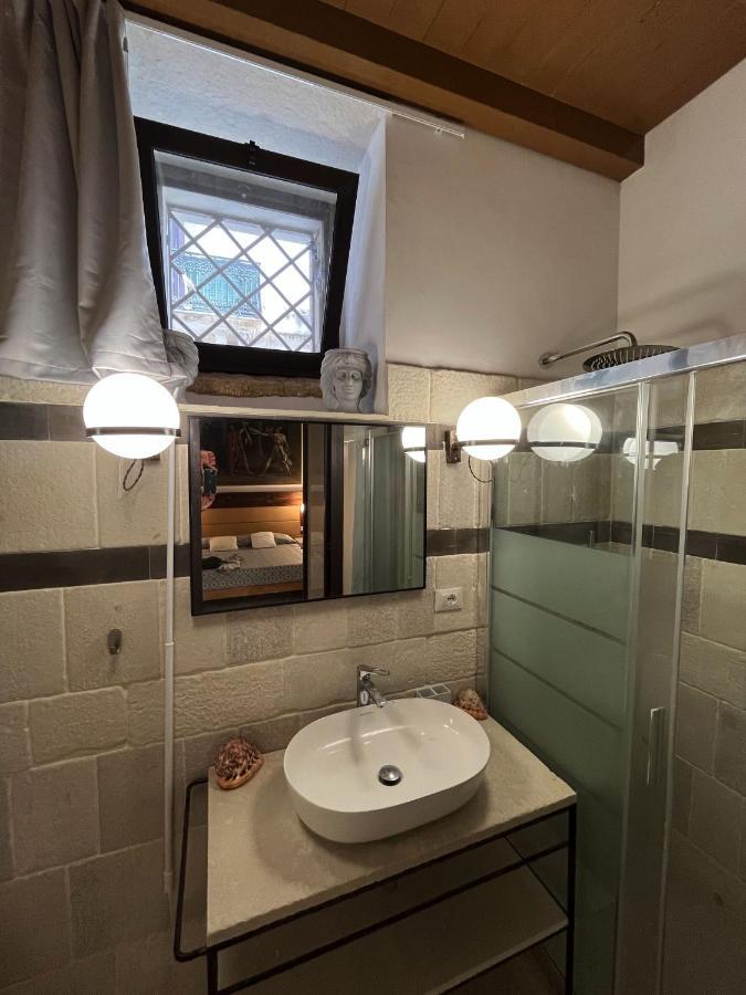 Apartment Maniace