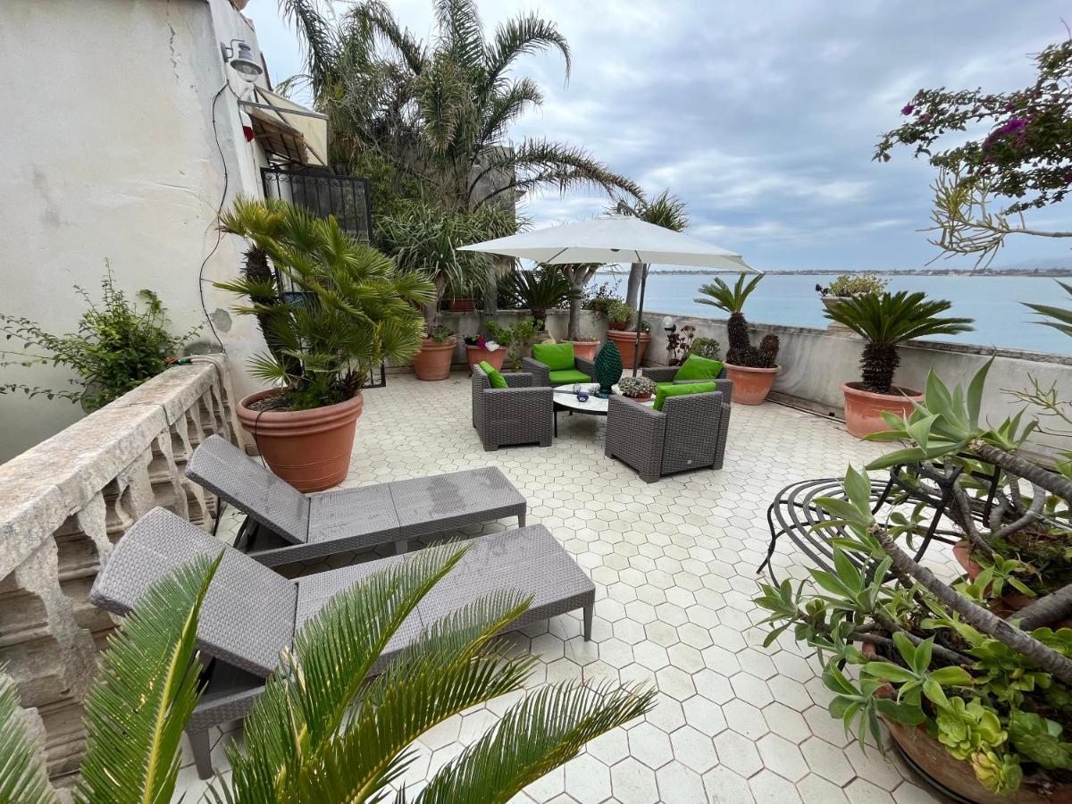 Maniace Apartment *
